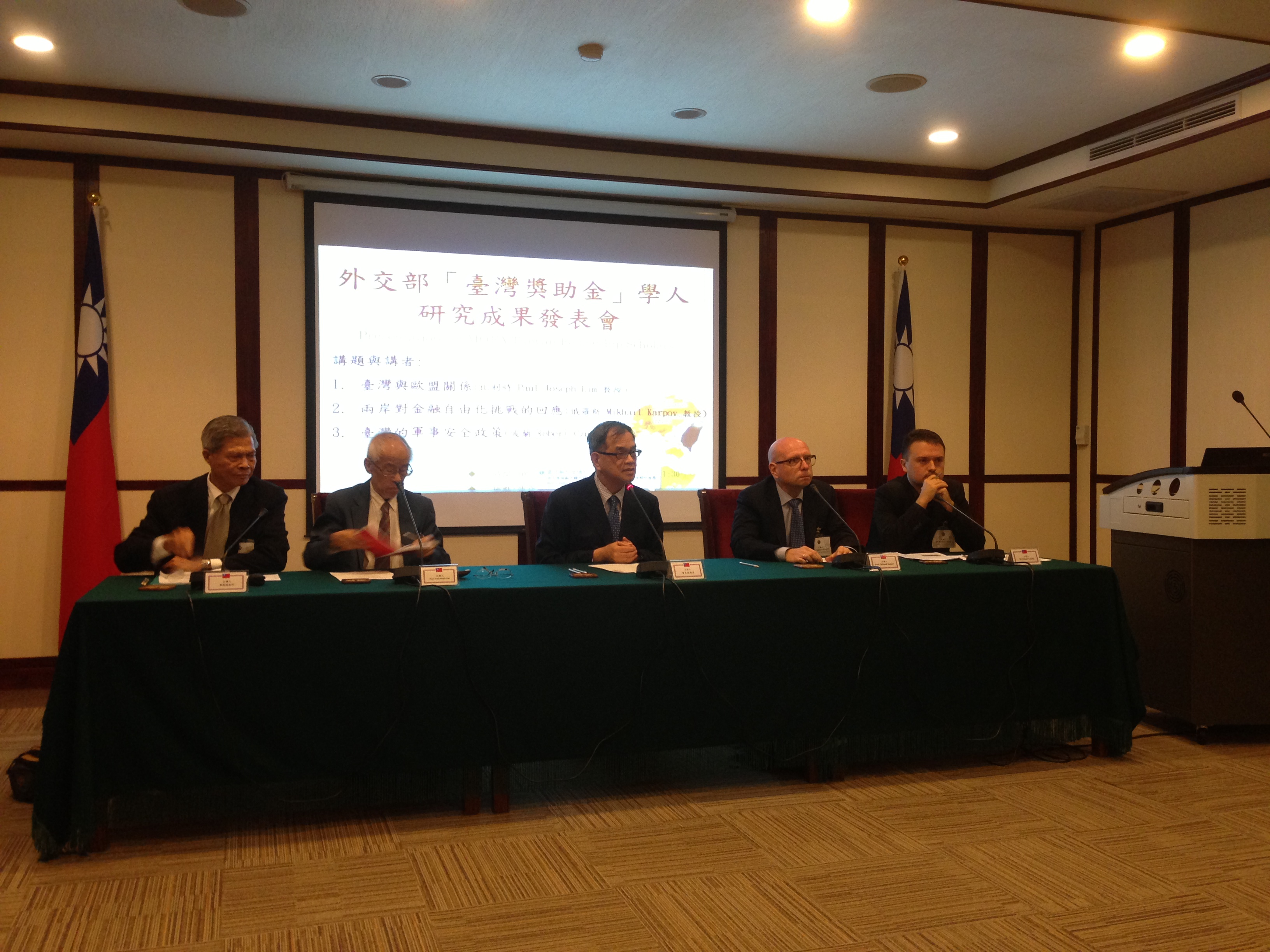 2013.10.30 Presentations of MOFA Taiwan Fellowship Scholars:picture9