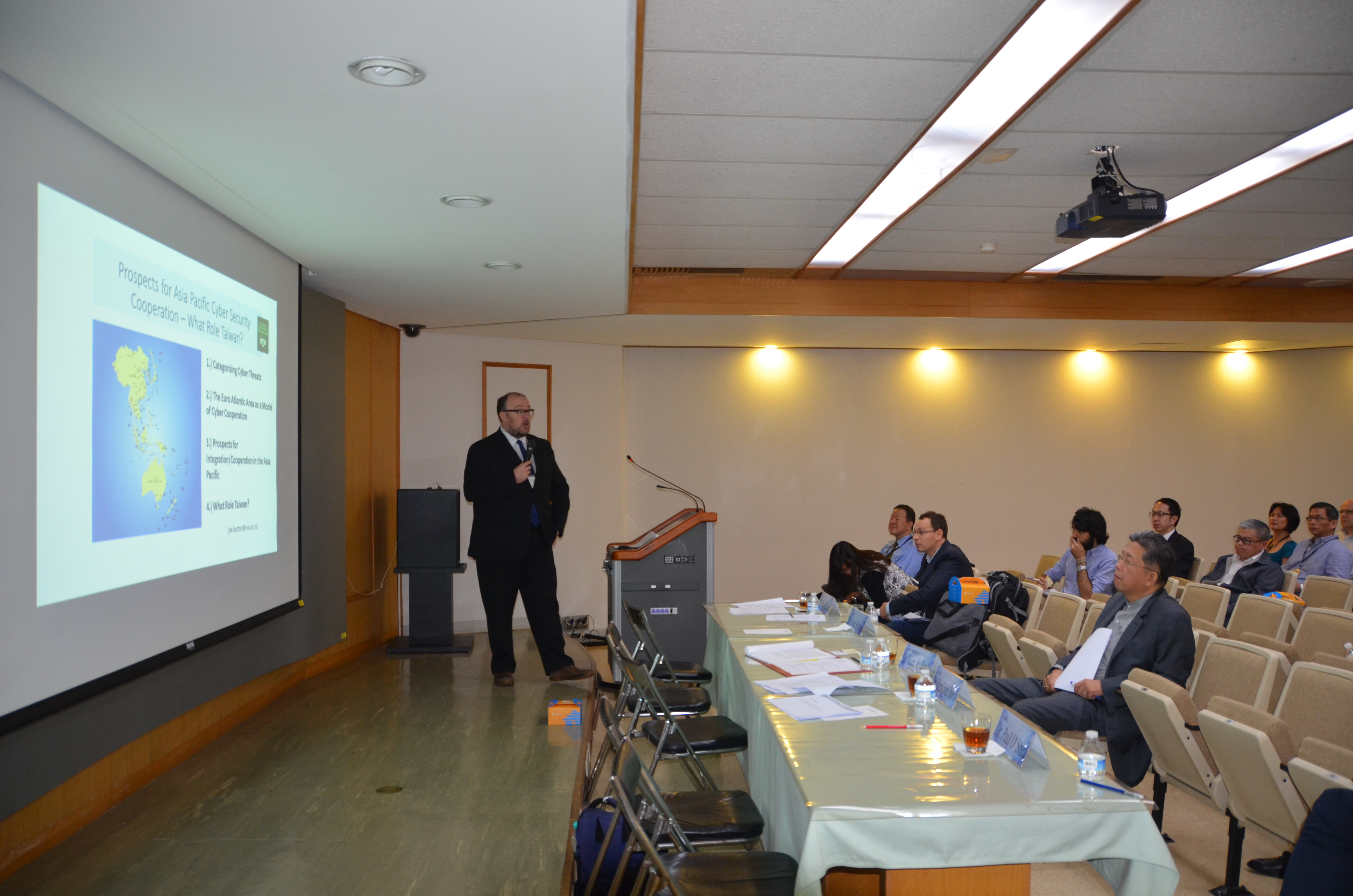 2015 3rd Presentations of Taiwan Fellowship Scholars:picture7